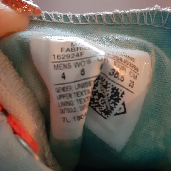 Converse sneakers-womens size 6 - Picture 4 of 6